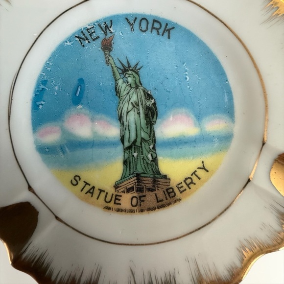 Statue of Liberty Decorative Porcelain Ashtray - White, Gold and Blue - Picture 6 of 6